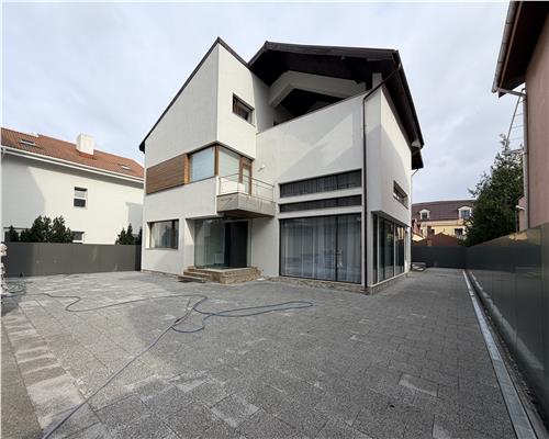 Vila P+1+M, 9 camere, 600 mp, stradal Pipera