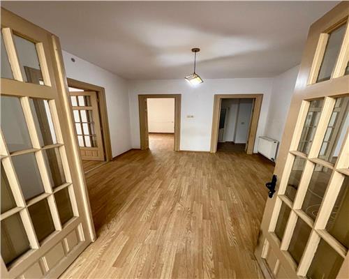 Vanzare casa D+P+M in Urlati, zona centrala.