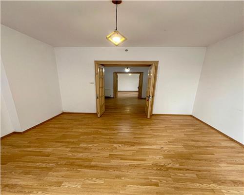 Vanzare casa D+P+M in Urlati, zona centrala.