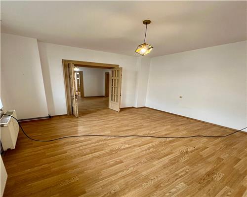 Vanzare casa D+P+M in Urlati, zona centrala.