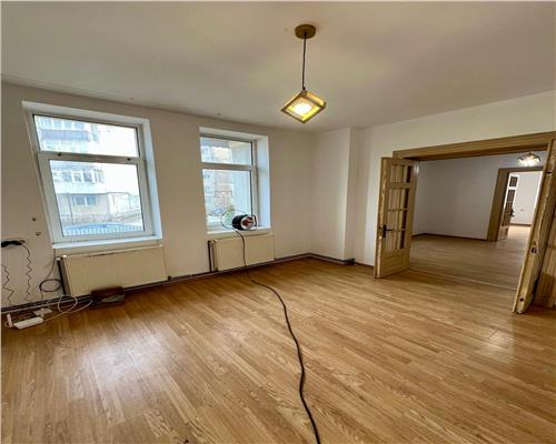 Vanzare casa D+P+M in Urlati, zona centrala.