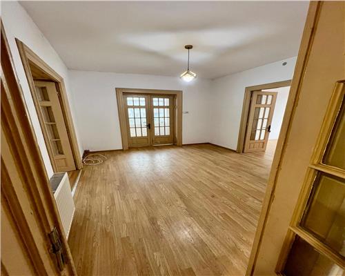 Vanzare casa D+P+M in Urlati, zona centrala.