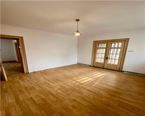 Vanzare casa D+P+M in Urlati, zona centrala.