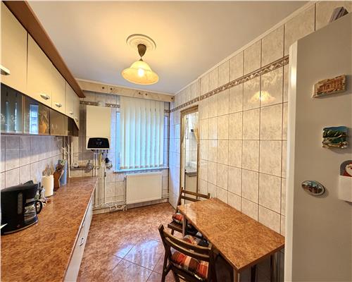 Vanzare apartament 2 camere, decomandat, centrala termica, Democratiei, Ploiesti