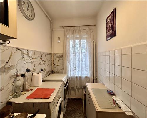 Apartament 3 camere, semidecomandat, Vest, Ploiesti