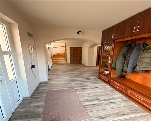 Casa 5 camere , renovata 2020 cu garaj , Ploiesti , central