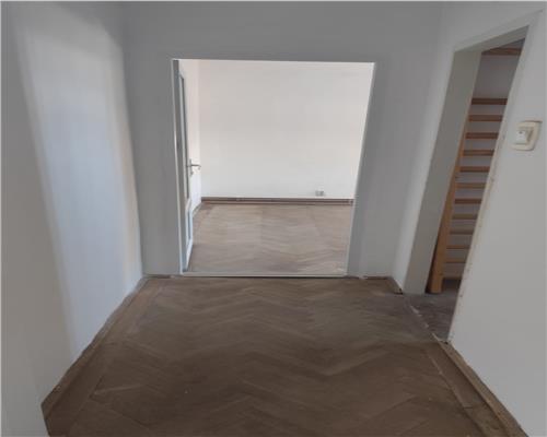 Podu Inalt 3 camere etaj 4