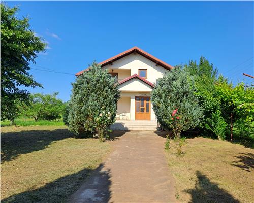 Casa + anexe 2756 mp teren Baicoi zona Tufeni
