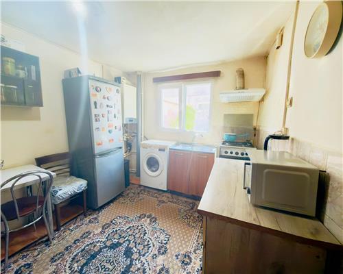 Casa 4 camere , semifinisata , cu beci , Ploiesti ,zona centrala