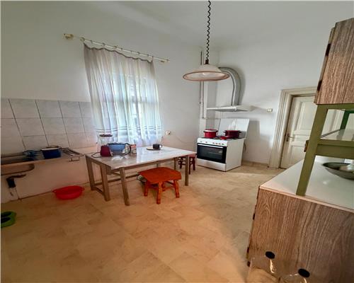 Casa 4 camere plus dependinte, in Ploiesti, zona stadionul Ilie Oana