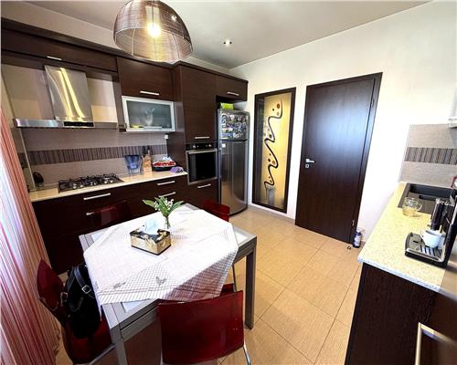 Apartament 4 camere, garaj si boxa, in Ploiesti, zona centrala.