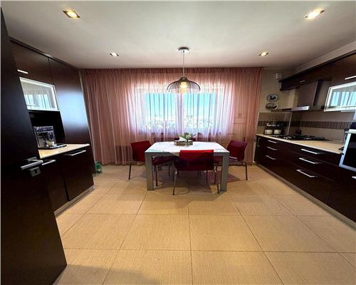 Apartament 4 camere, garaj si boxa, in Ploiesti, zona centrala.