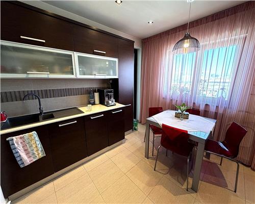 Apartament 4 camere, garaj si boxa, in Ploiesti, zona centrala.
