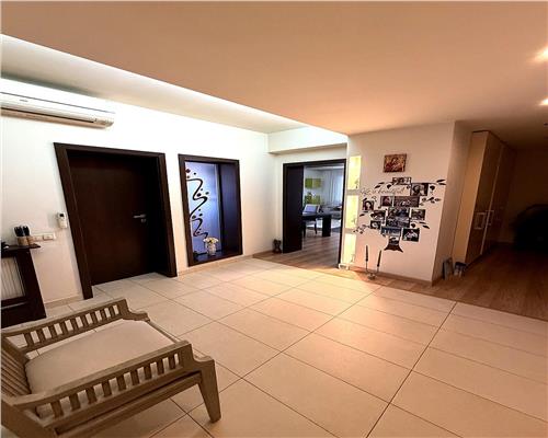 Apartament 4 camere, garaj si boxa, in Ploiesti, zona centrala.
