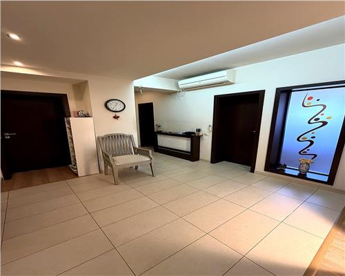 Apartament 4 camere, garaj si boxa, in Ploiesti, zona centrala.