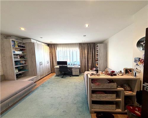 Apartament 4 camere, garaj si boxa, in Ploiesti, zona centrala.