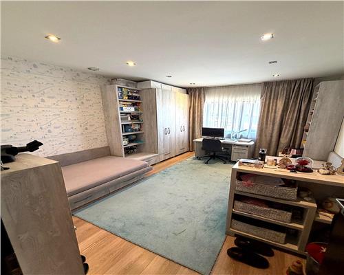 Apartament 4 camere, garaj si boxa, in Ploiesti, zona centrala.