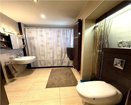 Apartament 4 camere, garaj si boxa, in Ploiesti, zona centrala.