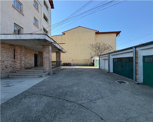 Apartament 4 camere, garaj si boxa, in Ploiesti, zona centrala.