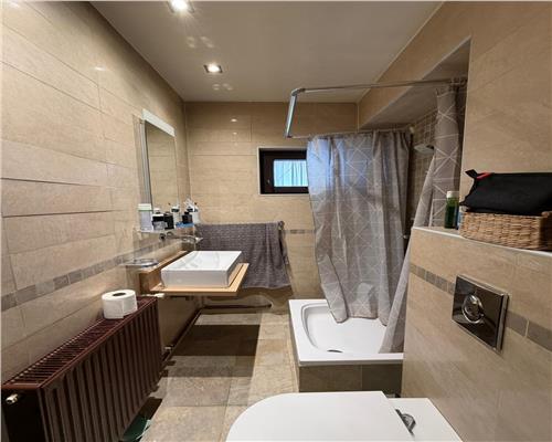 Apartament 4 camere, garaj si boxa, in Ploiesti, zona centrala.